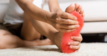 Zsibbadó láb – a diabetes polyneuropathia egy gyakori tünete, a végtagok zsibbadása, égő vagy szúró fájdalma.