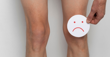 Egy térdfájdalmat jelképező szomorú arcot ábrázoló kép, amely a porckopás problémájára, a térd porckopás kezelése házilag módszerekre és az izületi kopás kezelése lehetőségeire utal.