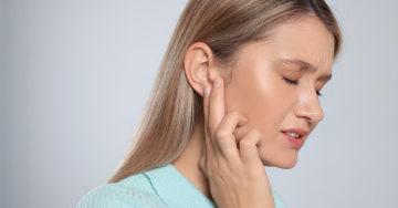 Fülzúgással küzdő nő fájdalmat érez a fülében