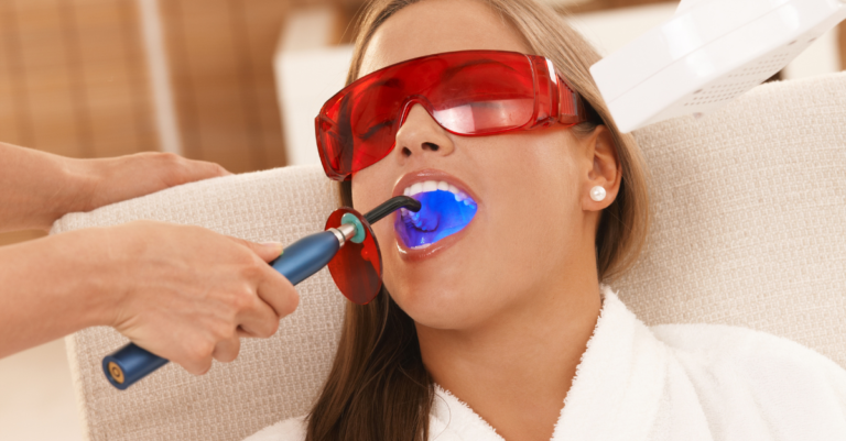 Safe Laser készülék használata szájüregi gyulladás kiegészítő kezelésére
