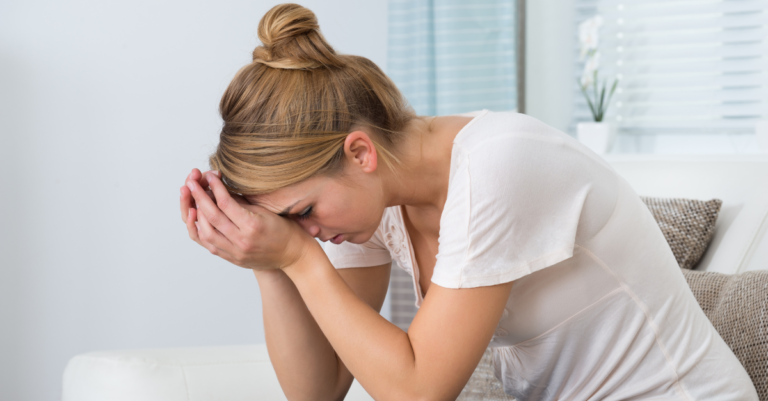 Stressz és fülzúgás közötti összefüggés illusztrálása - fülzúgás oka